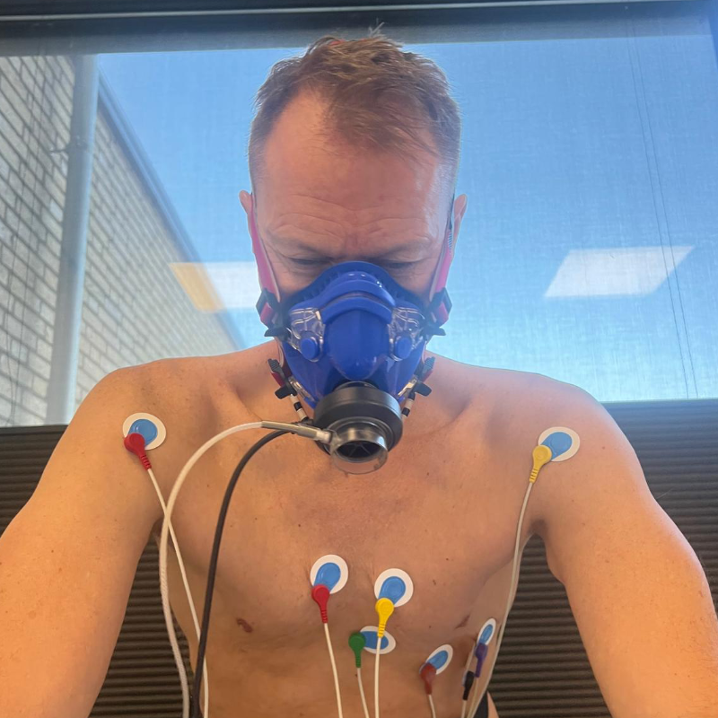 Man ondergaat VO2-max onderzoek